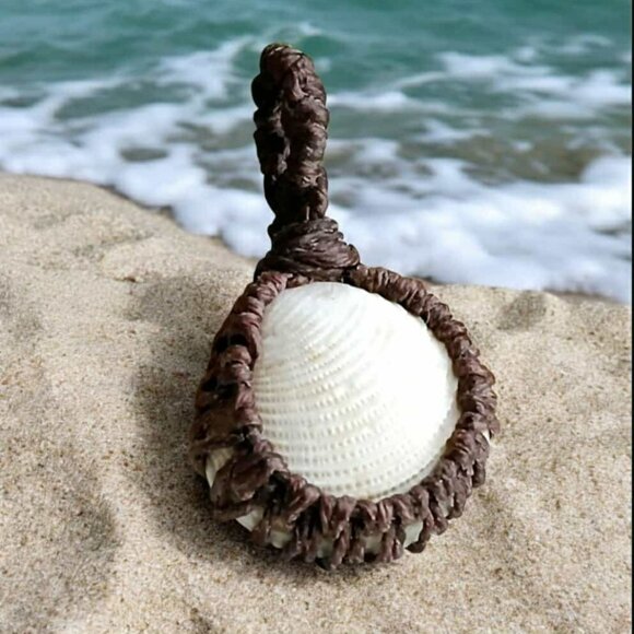 Macrame Seashell Pendant, Shell Jewelry, Natural Shell Pendant 1.75" - Picture 1 of 4